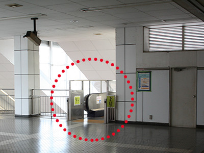 <div class="num"><span>①</span>東戸塚駅の改札を出たら、左（東口）へ改札を左に出るとエスカレーターがあるよ！</div>