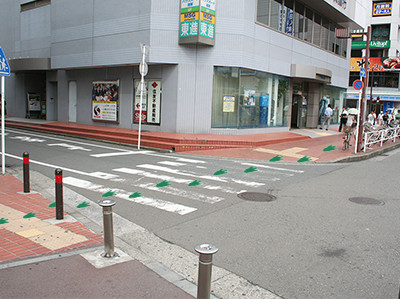<div class="num"><span>④</span>薬局のところで横断歩道を渡ります<br />
横断歩道を渡ると横浜銀行があるよ！</div>
