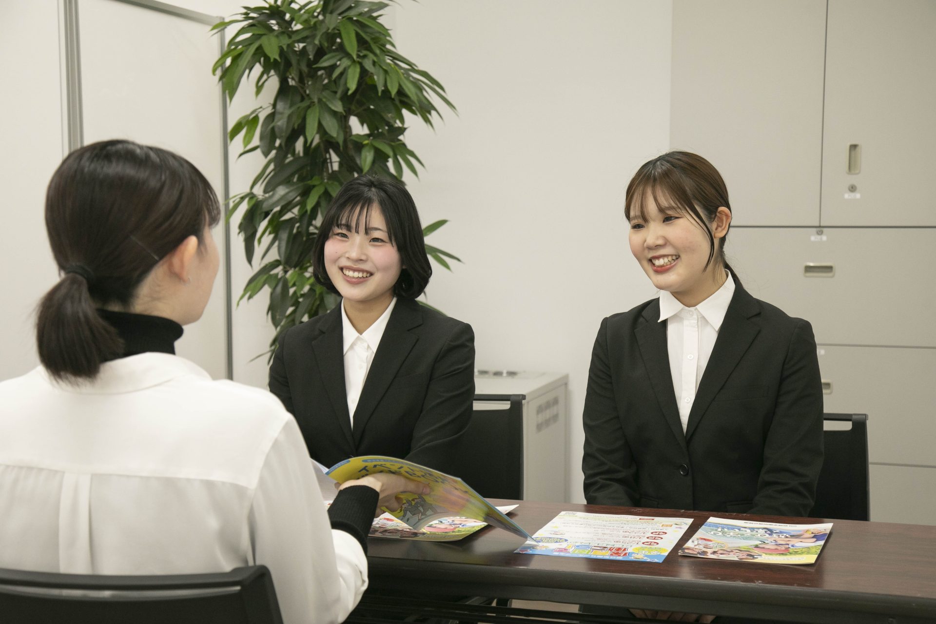 「自分に合った就職先」<br />
を選べる<br class="tabsp-only">学内合同就職説明会